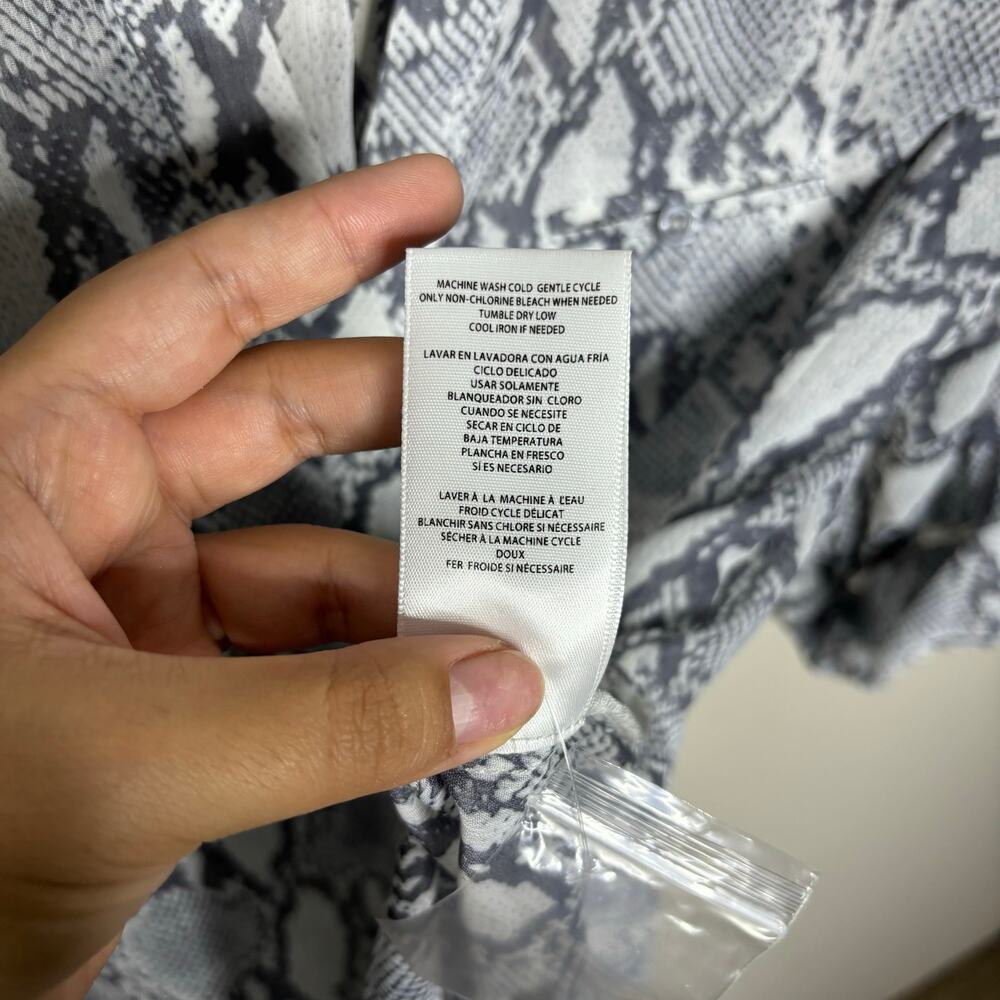 Kut from the Kloth Sinclaire Snake Print Button Up Blouse Women's Size Small - Picture 8 of 11